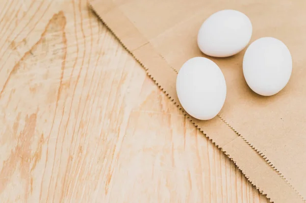 Huevos Blancos Orgánicos Sobre Fondo Madera Natural Papel Marrón Con — Foto de Stock