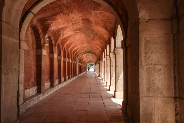 Scenic View Walking Path Enclosed Pillars Walls — стоковое фото