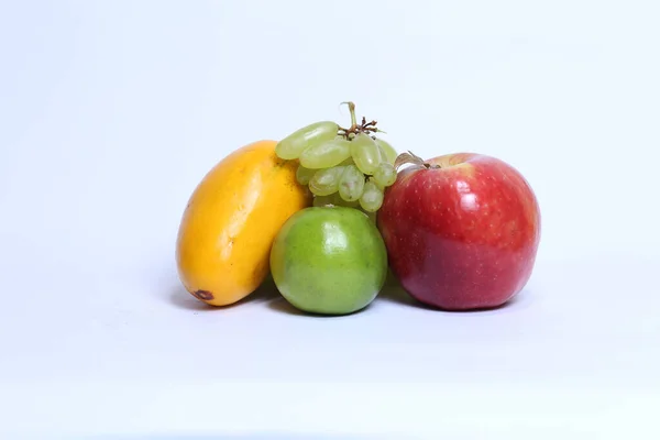 柑橘類のリメッタ ブドウ マンゴーと白の背景に隔離されたリンゴ — ストック写真