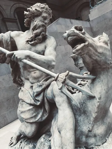 Plano Vertical Una Estatua Bajo Los Cielos Nublados París — Foto de Stock