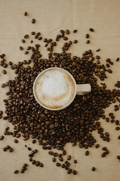Egy Csésze Kávé Tejeskávé Pörkölt Kávébabbal — Stock Fotó