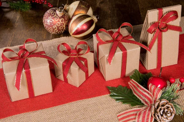 Una Toma Alto Ángulo Regalos Navidad Envueltos Papel Artesanal Marrón — Foto de Stock