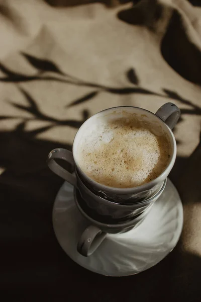 Eine Vertikale Aufnahme Einer Kaffeetasse Mit Milch Und Schaum Mit — Stockfoto
