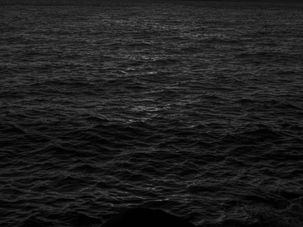 Eine Graustufenaufnahme Der Meereswellen Bei Tageslicht Perfekt Für Tapeten Und — Stockfoto