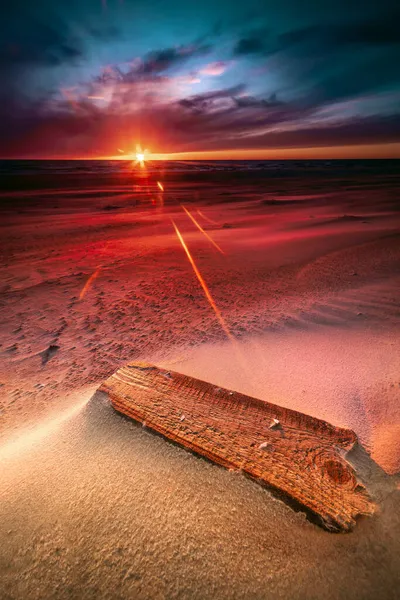Pionowe Ujęcie Pięknego Zachodu Słońca Kolorowym Niebem Wybrzeżu Morza Bałtyckiego — Zdjęcie stockowe
