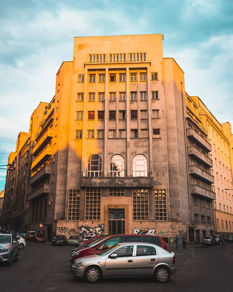 Bucharest Rumania 2021 Antiguo Edificio Oficinas Contra Cielo Nublado —  Fotos de Stock