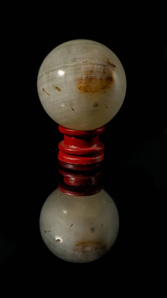 反射面に白い大理石のボールのクローズアップショット — ストック写真