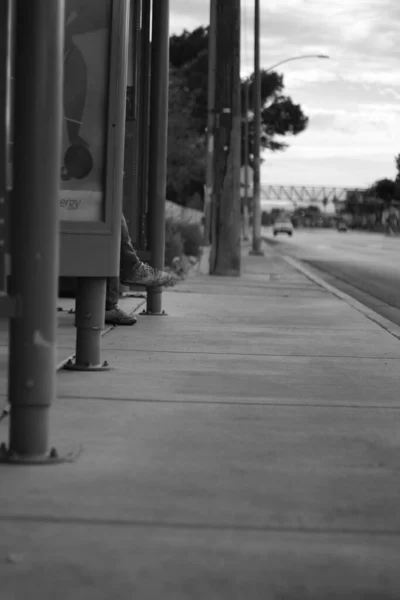 Plan Vertical Homme Assis Sur Une Gare Routière Niveaux Gris — Photo