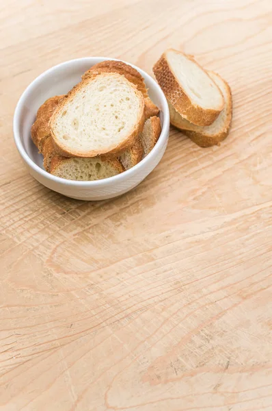 Pão Orgânico Fresco Fatiado Uma Tigela Branca Uma Mesa Madeira — Fotografia de Stock