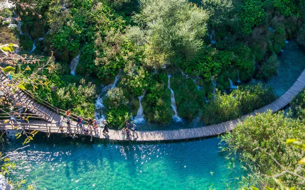 Una Vista Aérea Gente Caminando Paseo Marítimo Sobre Lago Rodeado — Foto de Stock