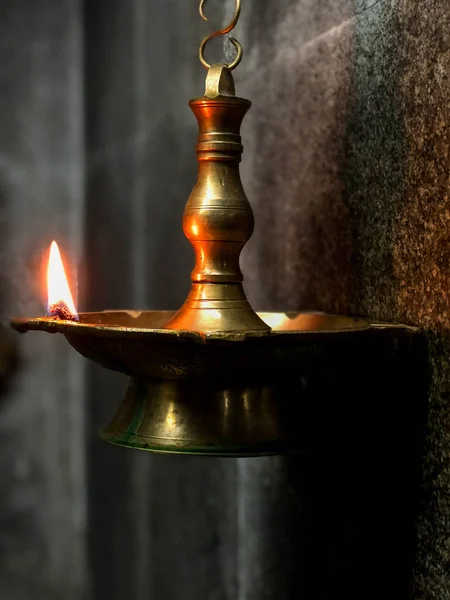 Tapınağın Taş Duvarına Asılmış Kutsal Bir Lambanın Yakın Çekimi — Stok fotoğraf