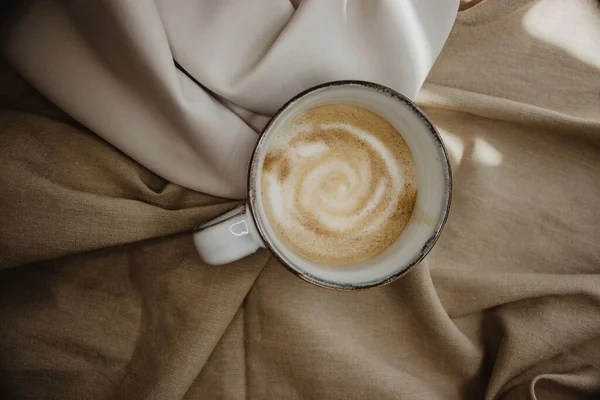 Sebuah Gambar Closeup Dari Secangkir Kopi Latte Pada Permukaan Kain — Stok Foto