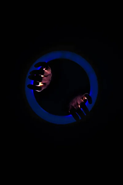 Neonowy Krąg Świetlny Ludzkie Ręce Próbujące Wyjść Ciemnej Obręczy — Zdjęcie stockowe