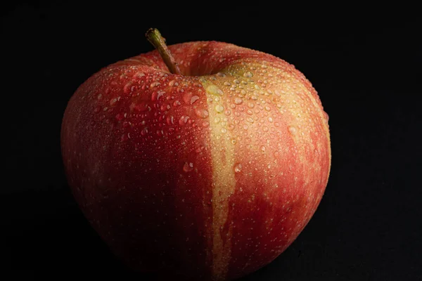 Una Manzana Roja Con Rocío Aislada Sobre Fondo Negro — Foto de Stock