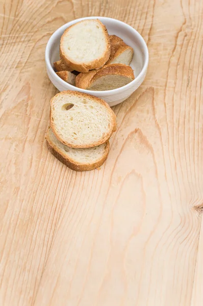 Pão Orgânico Fresco Fatiado Uma Tigela Branca Uma Mesa Madeira — Fotografia de Stock