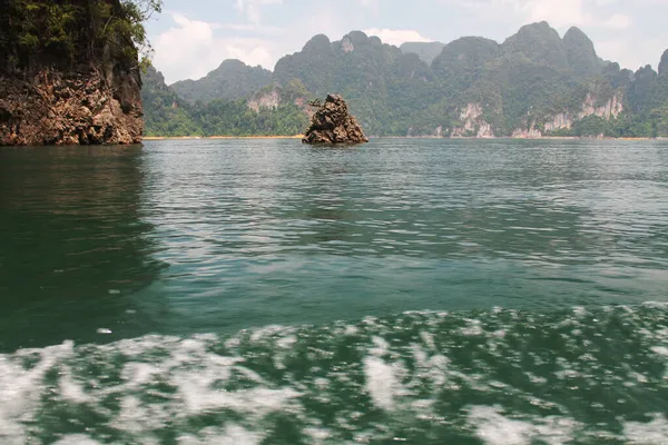 Hermoso Paisaje Montañas Boscosas Junto Agua Khao Sok Tailandia — Foto de Stock