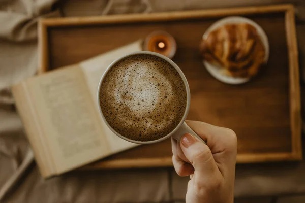 Homem Segurando Uma Xícara Café Livro Borrado Croissant Uma Bandeja — Fotografia de Stock