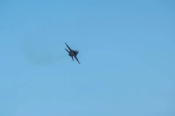 澄んだ青空に対する空飛ぶ軍用機 — ストック写真