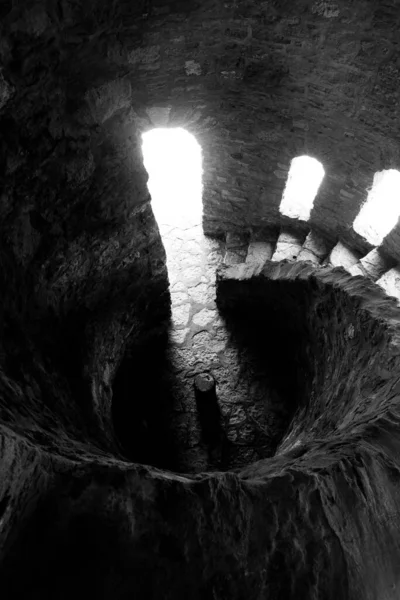 Сірий Знімок Кам Яних Круглих Сходів Печері — стокове фото