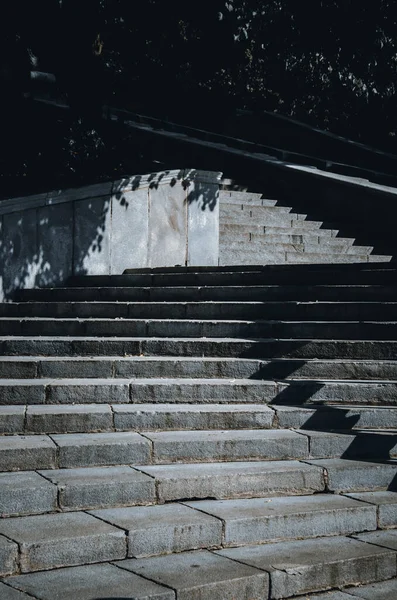 Tiro Vertical Escadas Vazias Parque Ensolarado — Fotografia de Stock