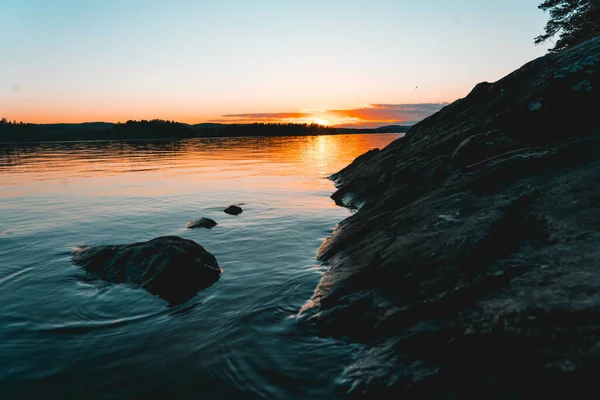 Пейзаж Скалистого Берега Окружении Моря Время Красивого Восхода Солнца Утром — стоковое фото