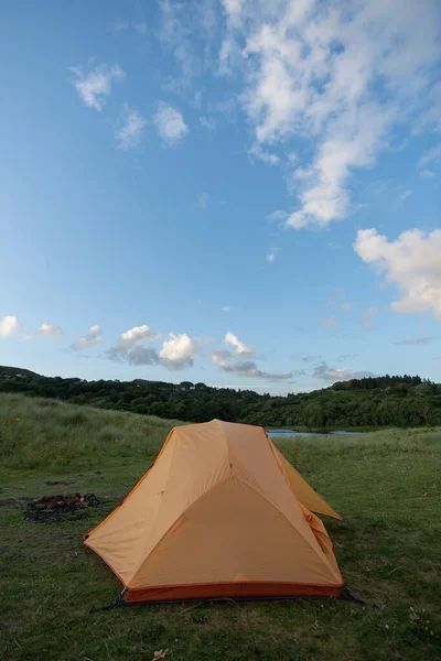Güzel Bir Manzarada Gölün Yanında Turuncu Bir Kamp Çadırı — Stok fotoğraf