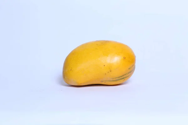 Eine Mango Isoliert Auf Weißem Hintergrund — Stockfoto