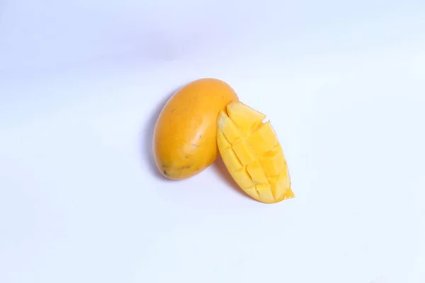 Eine Frische Mango Isoliert Auf Weißem Hintergrund — Stockfoto