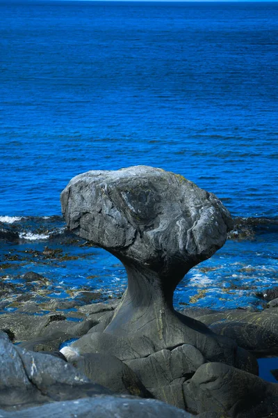 Disparo Vertical Roca Kannesteinen Rodeada Por Mar Luz Del Día —  Fotos de Stock