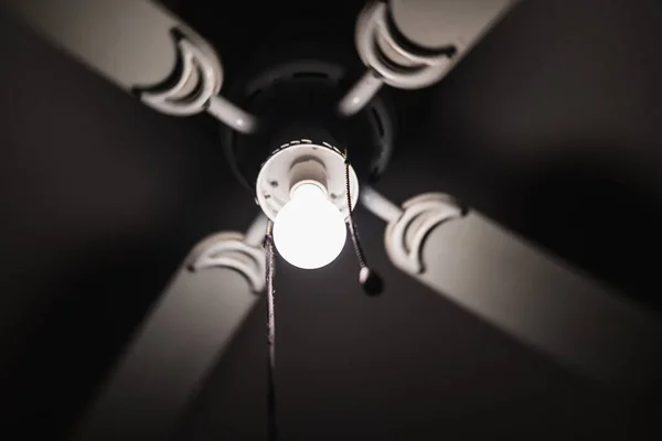 Een Close Shot Van Een Lamp Hangend Aan Het Plafond — Stockfoto