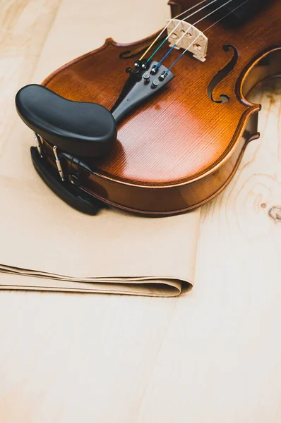 Draufsicht Der Eleganten Akustischen Geige Auf Einer Hölzernen Tischplatte Und — Stockfoto