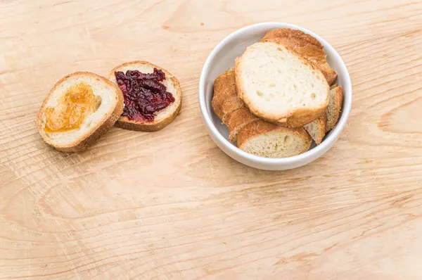 Pan Fresco Orgánico Rodajas Tazón Blanco Mermelada Una Mesa Madera — Foto de Stock