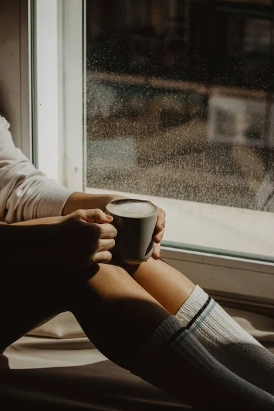 Une Femme Méconnaissable Fenêtre Maison Assise Avec Une Tasse Café — Photo