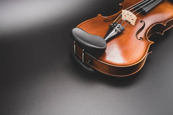 Vista Superior Del Elegante Violín Acústico Sobre Fondo Oscuro Con —  Fotos de Stock