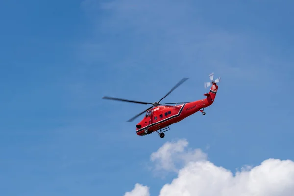 Ein Fliegender Roter Rettungshubschrauber Vor Strahlend Blauem Himmel — Stockfoto