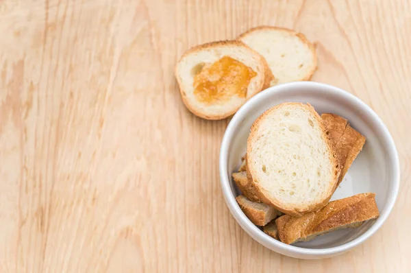 Organiczny Świeży Krojony Chleb Białej Misce Dżemem Drewnianym Blatze Przestrzenią — Zdjęcie stockowe