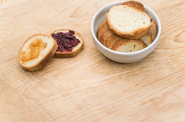 Organiczny Świeży Krojony Chleb Białej Misce Dżemem Drewnianym Blatze Przestrzenią — Zdjęcie stockowe