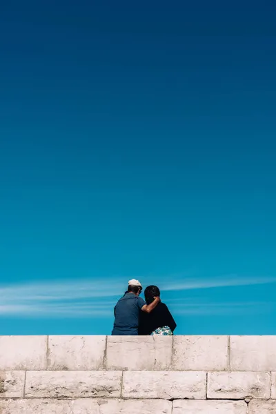 Cascais Portugal Oct 2021 Vertical Shot Elderly Couple Sitting Boardwalk — Stock Photo, Image