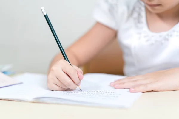 Primer Plano Las Manos Una Niña Pequeña Escribiendo Cuaderno Con —  Fotos de Stock