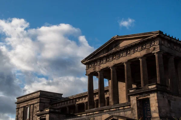 Una Toma Ángulo Bajo Edificio Histórico Edimburgo Escocia —  Fotos de Stock