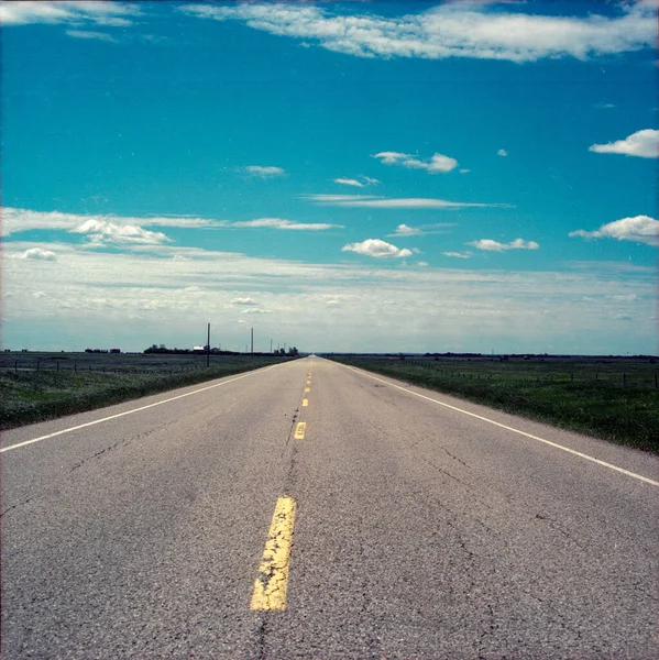 Empty Rural Road Yellow Broken Lines Blue Cloudy Sky — Stock Photo, Image
