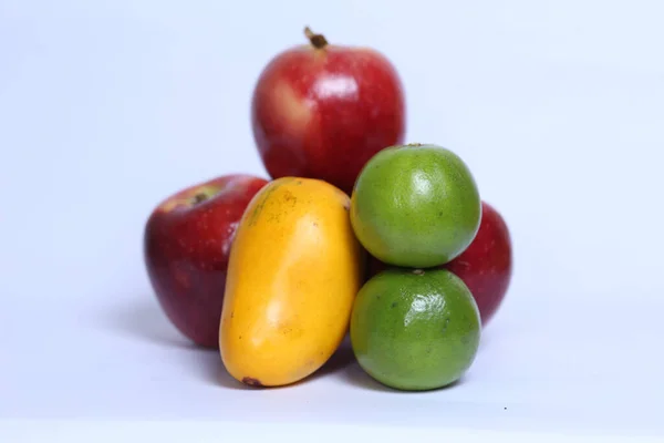 Die Roten Äpfel Citrus Limetta Und Eine Mango Isoliert Auf — Stockfoto