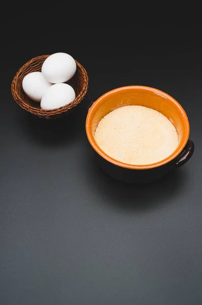 Huevos Blancos Tazón Terracota Con Harina Integral Sobre Fondo Negro —  Fotos de Stock