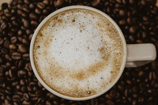 Een Kop Koffie Latte Gebrande Koffiebonen — Stockfoto