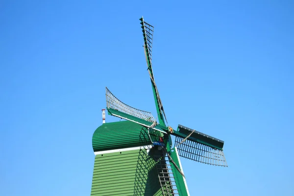 Eine Schöne Aufnahme Einer Grünen Holländischen Windpost Mit Klarem Himmel — Stockfoto