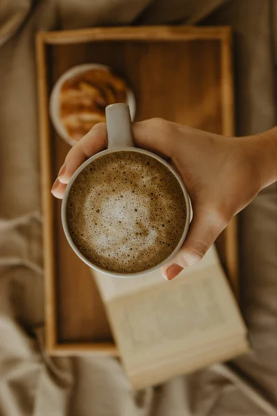 Homem Segurando Uma Xícara Café Livro Borrado Croissant Uma Bandeja — Fotografia de Stock