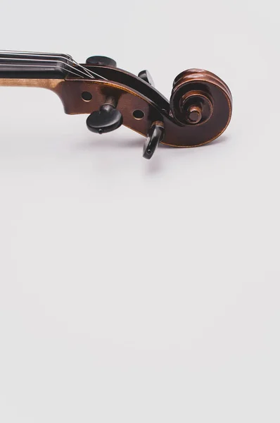 Vista Superior Elegante Pergaminho Violino Acústico Pinos Fundo Branco — Fotografia de Stock
