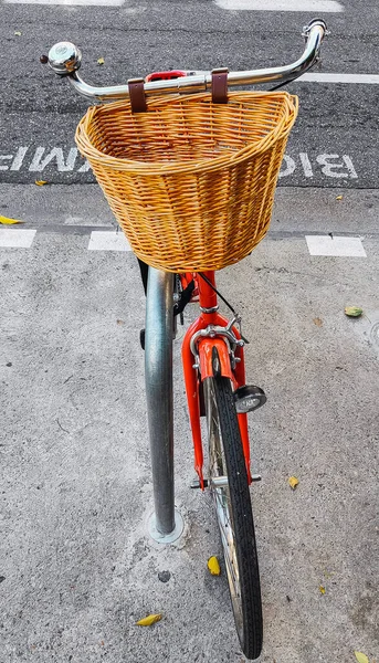 Vertical Shot Red Retro Bicycle Straw Basket Parked Bike Parking — 图库照片