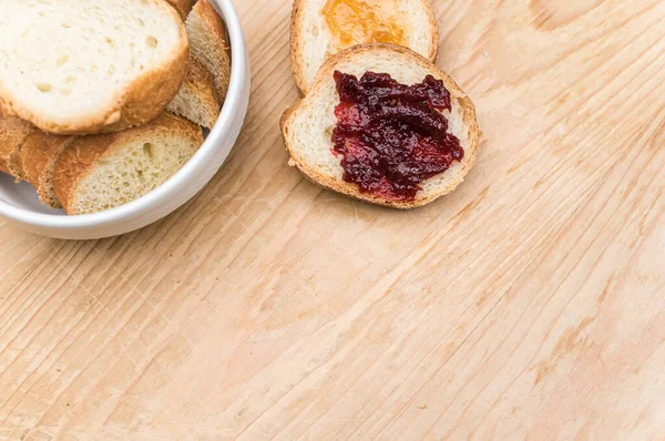 Bio Brot Einer Weißen Schüssel Und Marmelade Auf Einer Hölzernen — Stockfoto