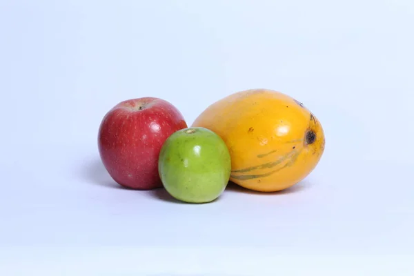 Die Citrus Limetta Apfel Und Mango Isoliert Auf Weißem Hintergrund — Stockfoto